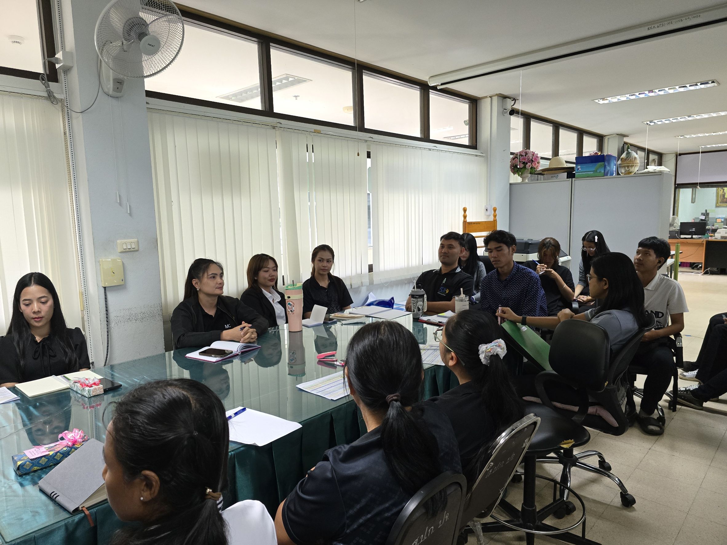title - วันที่ 9 มิถุนายน 2569 นายวิทูล ประดิษฐบุญ ปฏิรูปที่ดินจังหวัดปราจีนบุรี ได้มอบนโยบาย ของรัฐมนตรีช่วยว่าการกระทรวงเกษตรและสหกรณ์ พร้อมทั้งชี้แจงแนวทางการปฏิบัติงาน แก่บุคลากรในสังกัด โดยได้ร่วมรับฟังปัญหา อุปสรรค และหารือแนวทางการขับเคลื่อนภารกิจตามแผนงานและโครงการประจำปีงบประมาณ พ.ศ. 2569